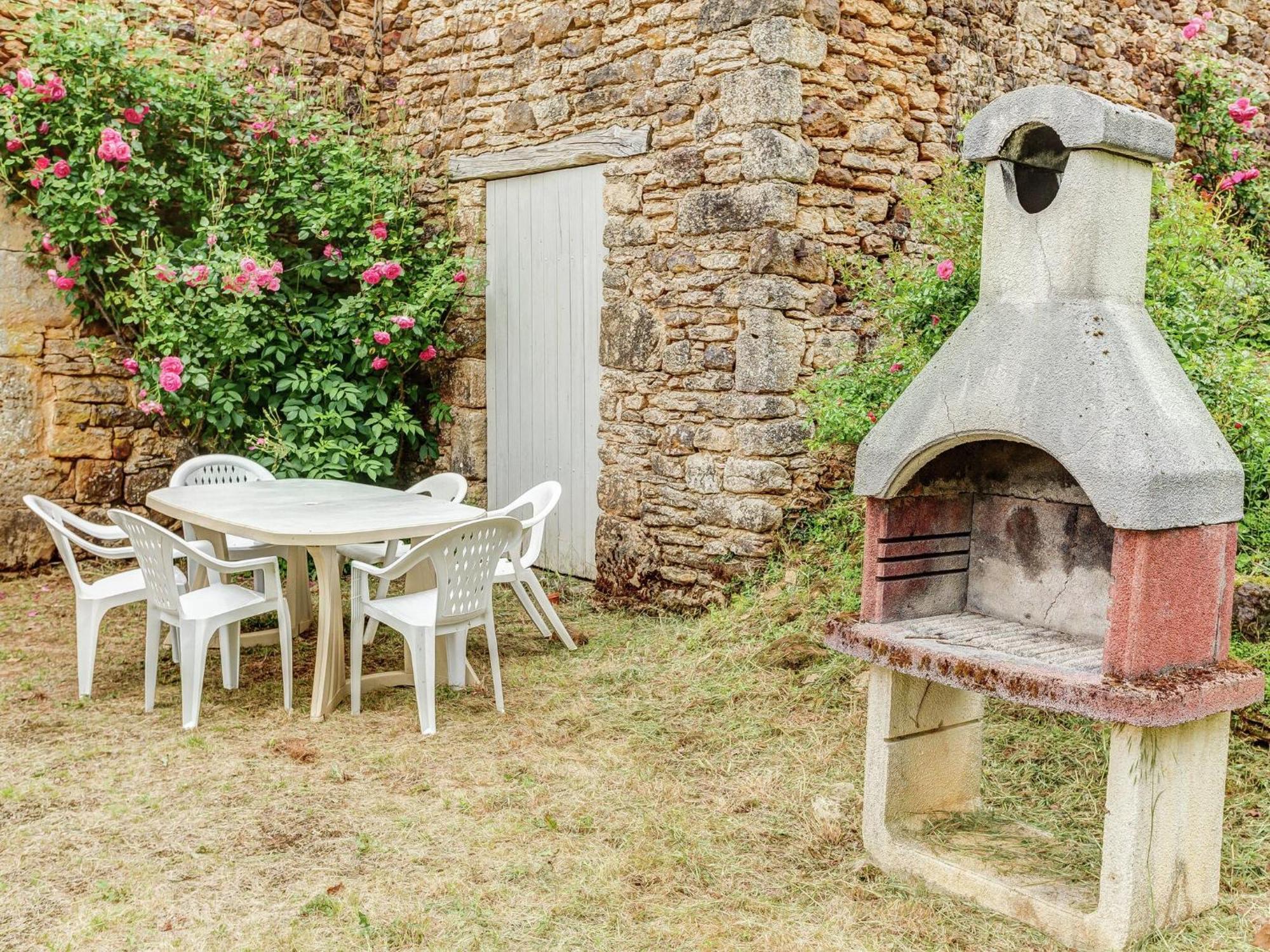 Cosy Holiday Home In Lantheuil With Garden Villefranche-du-Périgord Екстериор снимка